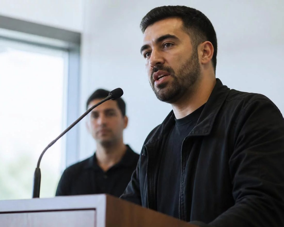 Participante ergue a mão para pedir a palavra numa mesa coberta de folhas anotadas